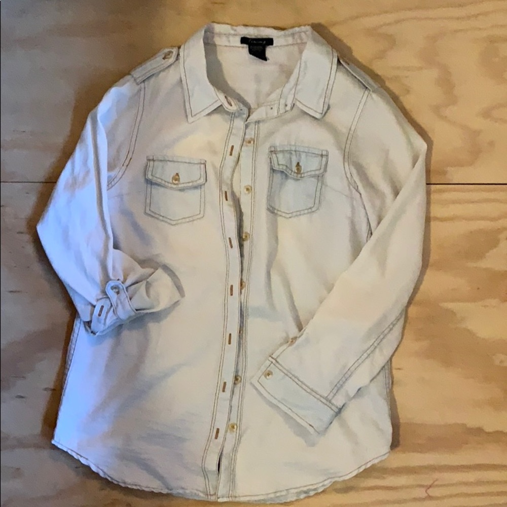 Light weight and soft Chambray button up